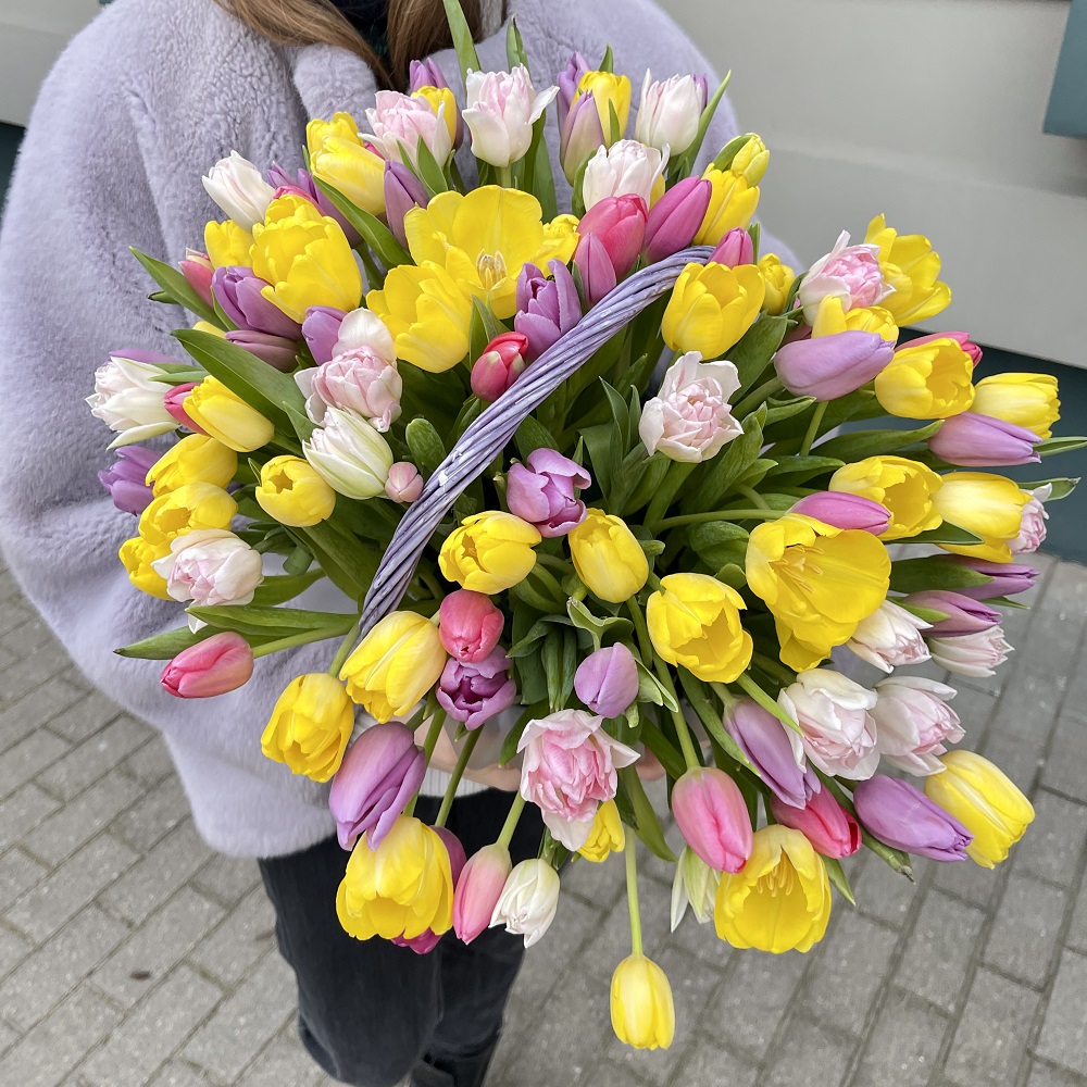 Корзина с тюльпанами "Микс"