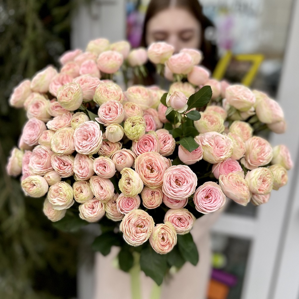 25 кустовых роз "Пинк Жизель" 60см