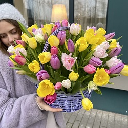 Корзина с тюльпанами "Микс"