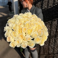 Акция, 51 роза "Кандл Лайт" (Эквадор) 60 см