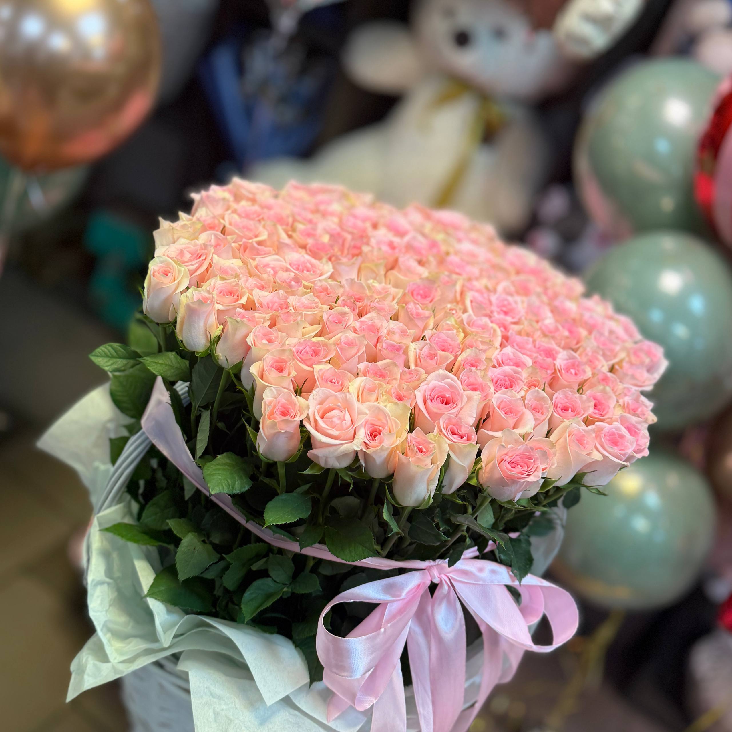 151 роза "Фламинго" в корзине