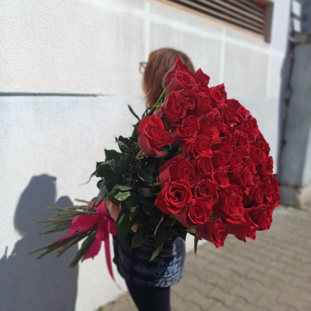 Букет из 51 красной метровой розы, (Эквадор) 100 см