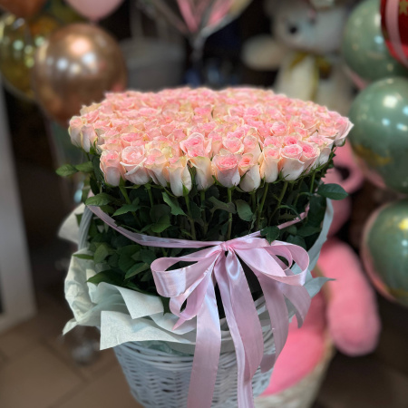 151 роза "Фламинго" в корзине